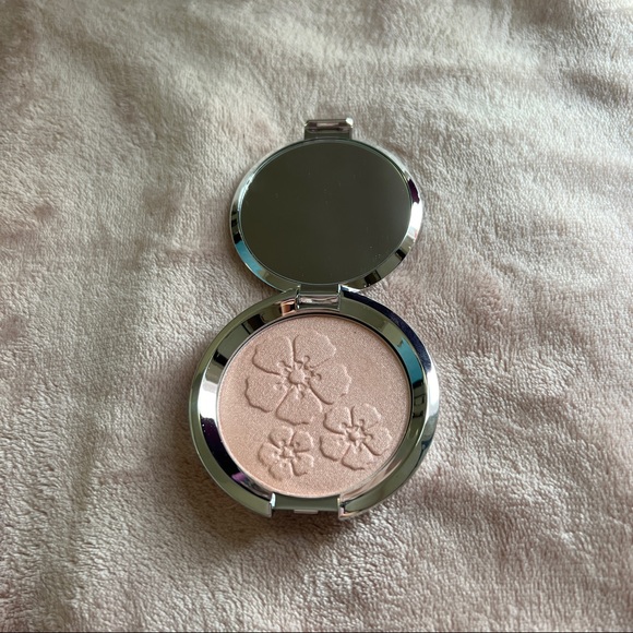 Becca passport to glow: korea (rose quartz) highlighter - Picture 3 of 6